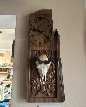Orologio in noce con cranio camoscio
