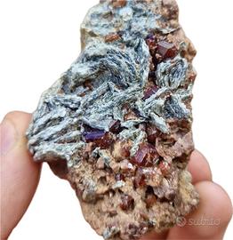 # Minerali # Granati var Hessonite con Clinocloro