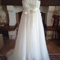 Abito da sposa in tulle e fiori applicati