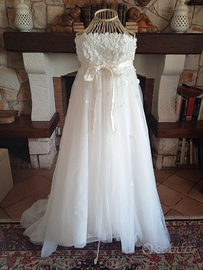 Abito da sposa in tulle e fiori applicati