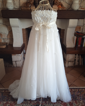 Abito da sposa in tulle e fiori applicati