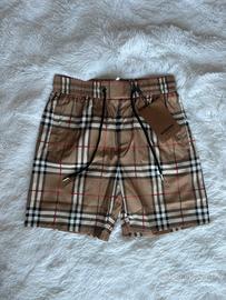 Pantaloncini Burberry nuovo taglia M veste stretto