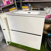 Mobile bagno con lavabo, miscelatore e specchio
