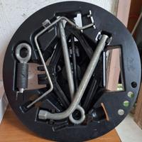 Kit contenitore cric, chiave,gancio traino ruotino