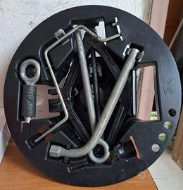 Kit contenitore cric, chiave,gancio traino ruotino