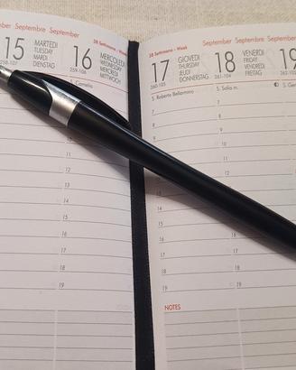 Agenda tascabile 2026 con elastico e penna