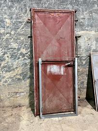 Porta in ferro con telaio