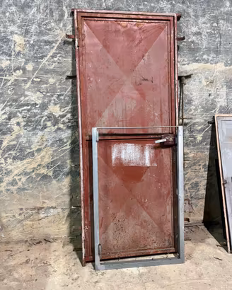 Porta in ferro con telaio