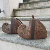 ANTICHI ZOCCOLI IN LEGNO INTAGLIATO