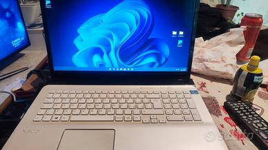 SONY VAIO 17" I3 8GB RAM 250 GB SSD HD 500 GB
