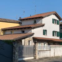 Villetta di testa con piccola corte