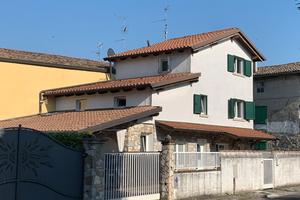 Villetta di testa con piccola corte