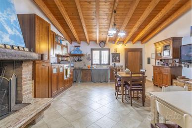 Casa campidanese con ampio cortile privato