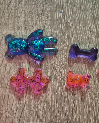 Ciondoli, orecchini, collane, portachiavi 