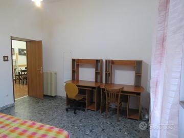Stanza singola arredata