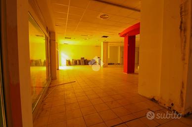 NEGOZIO A CAPRIATE SAN GERVASIO