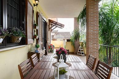 PORZIONE DI BIFAMILIARE A ROMA