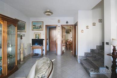 VILLA A SCHIERA A CASCINA