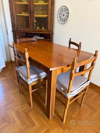 Credenza con tavolo e sedie