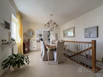 CASA SEMINDIPENDENTE A MASSA