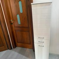 Armadietto bianco con ripiani in vetro