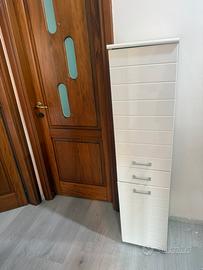 Armadietto bianco con ripiani in vetro