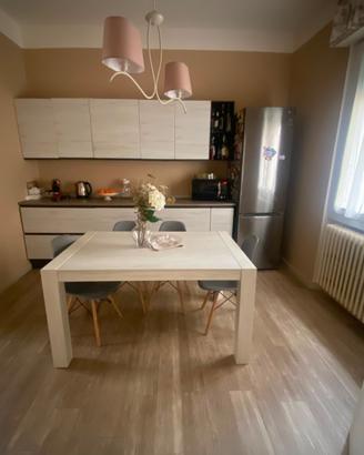 Cucina con elettrodomestici tavolo e sedie