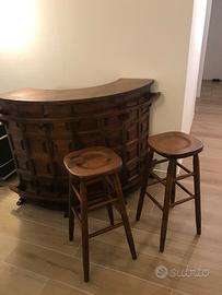 Mobile bar in legno con sgabelli