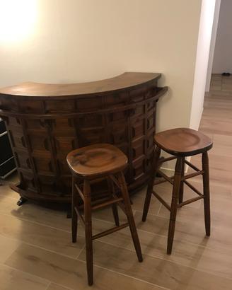Mobile bar in legno con sgabelli
