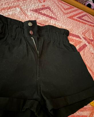 pantaloncini neri a vita alta con doppio bottone