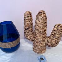 Vaso in vetro e vimini