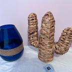 Vaso in vetro e vimini