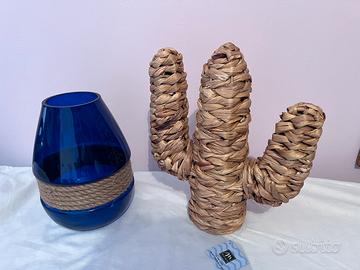 Vaso in vetro e vimini