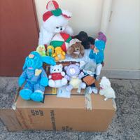 Peluches di vario genere e grandezza 