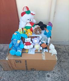 Peluches di vario genere e grandezza 