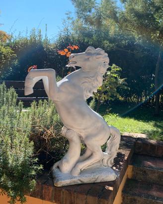 Cavallo in pietra