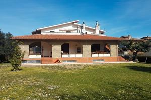 Villa plurifamiliare uso privato o commerciale