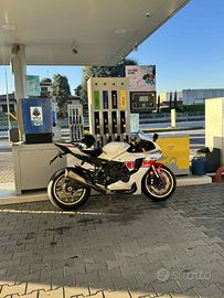 Yamaha r1 60 anniversario