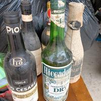 bottiglie vecchie di vino e liquori  in stock