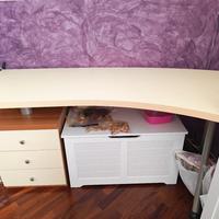 scrivania con cassetti