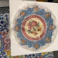 Piatto in ceramica decorato a mano
