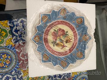 Piatto in ceramica decorato a mano