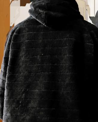 Giacca nera in pelliccia sintetica con cappuccio