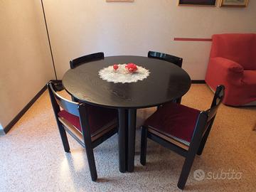 Tavolo rotondo con sedie