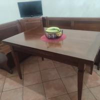 Panca ad angolo e tavolo allungabile in noce