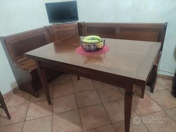 Panca ad angolo e tavolo allungabile in noce