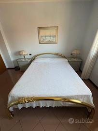 Letto matrimoniale bagnato in oro