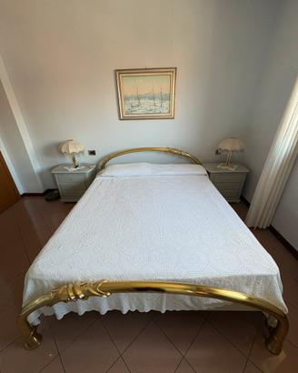 Letto matrimoniale bagnato in oro