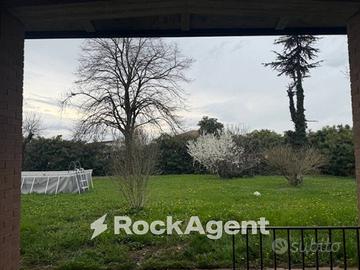 MONTECHIARUGOLO (PR) - VILLA CON PISCINA E GIARDIN