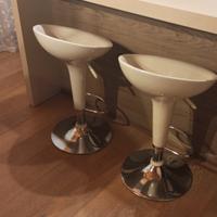 Coppia di sgabelli girevoli e regolabili